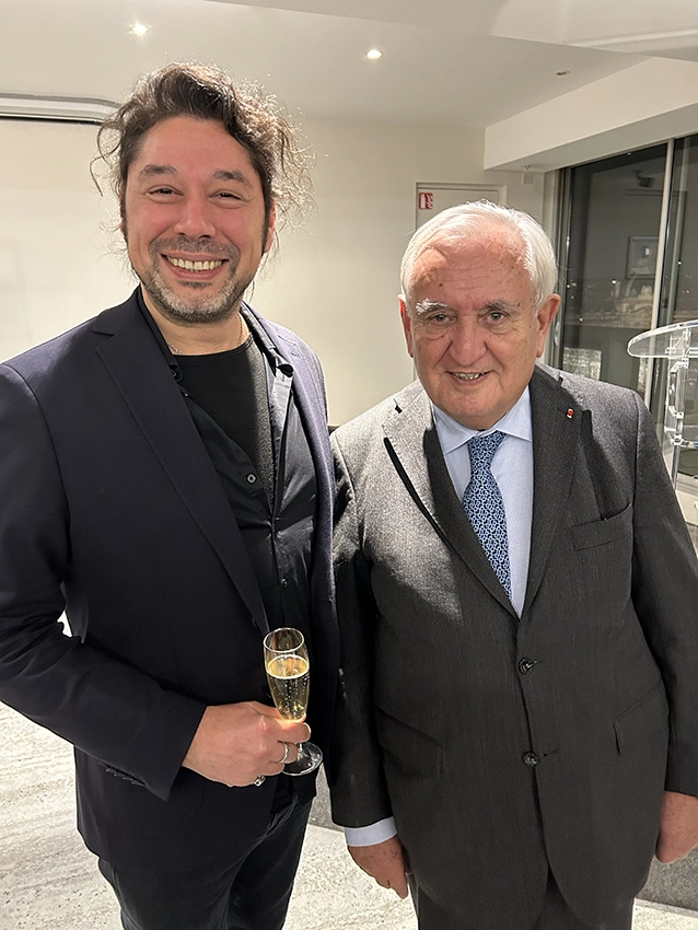 Michel Dupré avec Jean-Pierre Raffarin au lancement du livre et de ses photos celebrant les 100 ans du coet mof à l'unesco