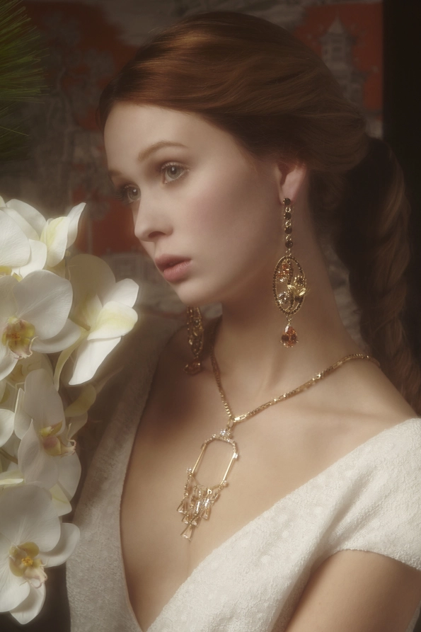 editorial bijoux innocence, Boucles d’oreilles Anjli London , collier Hélène Zubeldia, par le photographe de bijoux michel dupré