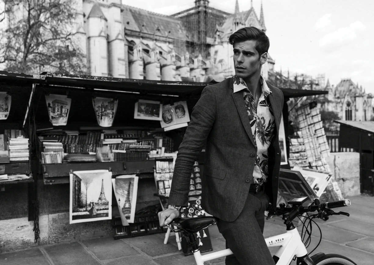 Men suit AZZARO PARIS, belt DECAYEUX, bike LE VÉLO MADE IN FRANCE